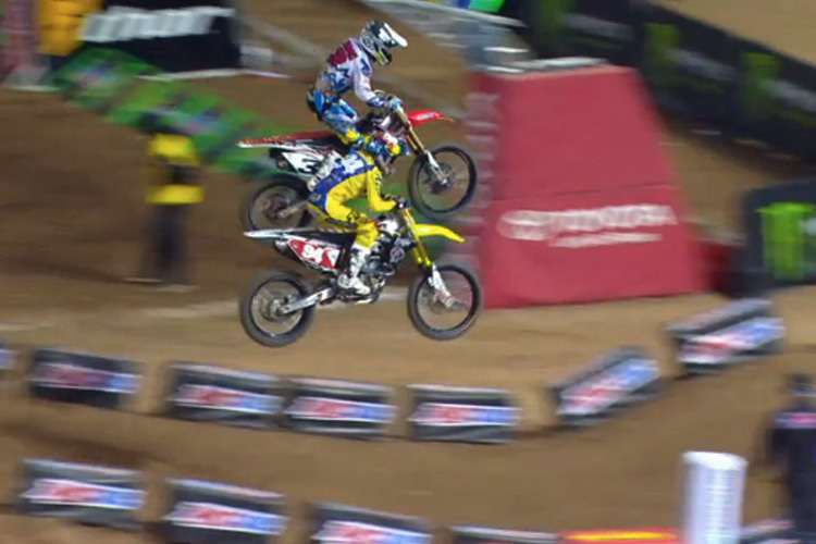 Tomac (3) geht in der Luft an Roczen (94) vorbei