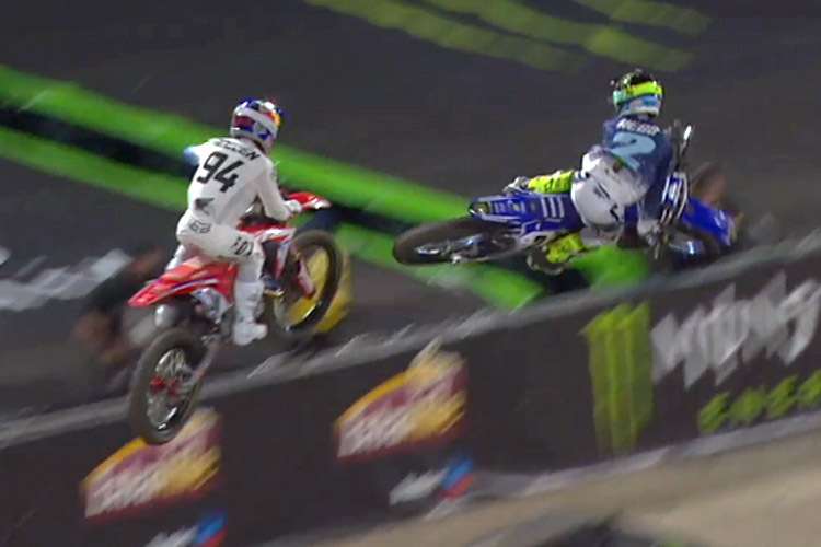 Cooper Webb legt seine Maschine im Flug quer und kommt Roczens Vorderrad bedrohlich nahe