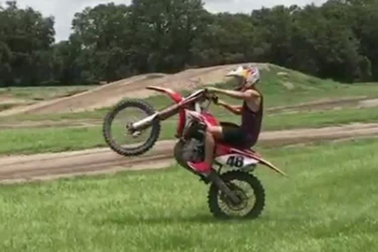 Ken Roczen steigt 5 Monate nach seinem Trümmerbruch erstmals wieder aufs Motorrad