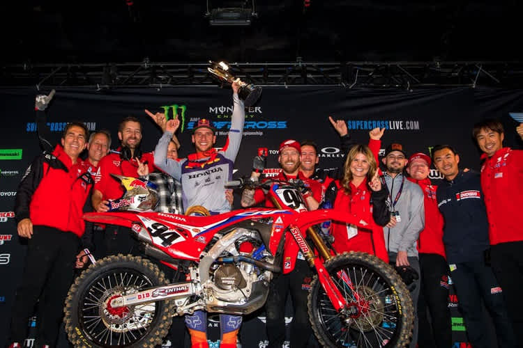 Ken Roczen feiert seinen Sieg in St. Louis