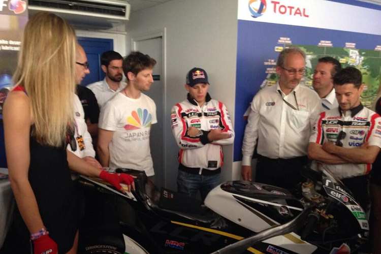 Stefan Bradls Betreuer Oscar Haro knipste Romain Grosjean in der LCR-Honda-Box