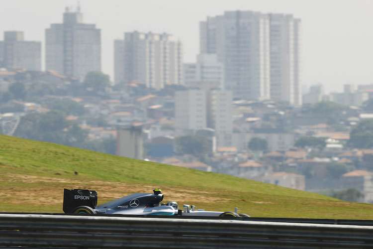 Nico Rosberg liegt einen Hauch hinter Lewis Hamilton