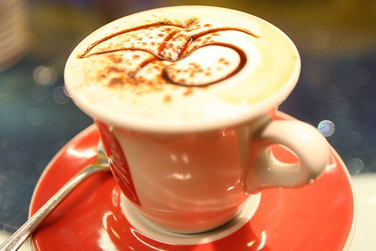 Der Capuccino wird mit der Nr. 46 serviert. 