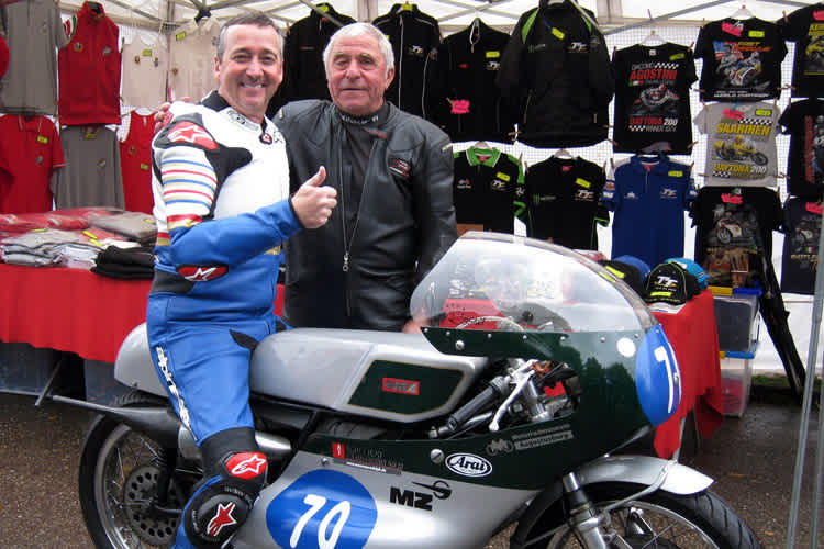 Freddie Spencer auf der MZ von Heinz Rosner (rechts)