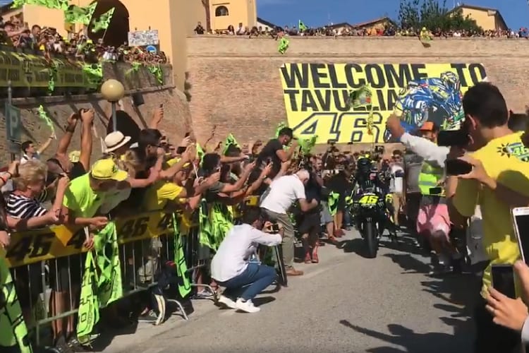 Valentino Rossi bahnt sich den Weg durch seine VR46-Fans