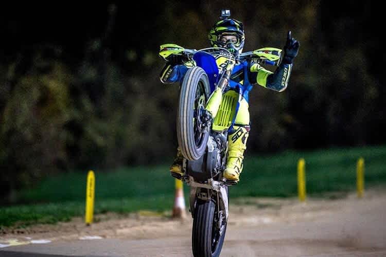 Valentino Rossi freute sich über den Sieg beim 100-km-Rennen