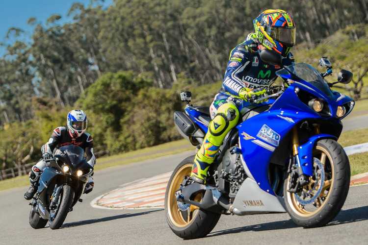 Valentino Rossi mit der Yamaha YZF-R1 auf der privaten Rennstrecke