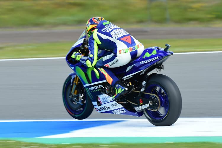 Die Fans jubeln über die Pole-Position von Altmeister Valentino Rossi