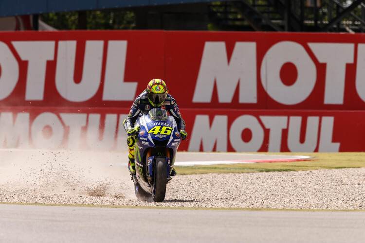 Valentino Rossi schoss in Assen durch den Kies zum Sieg
