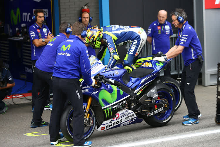 Valentino Rossi beim Motorradwechsel