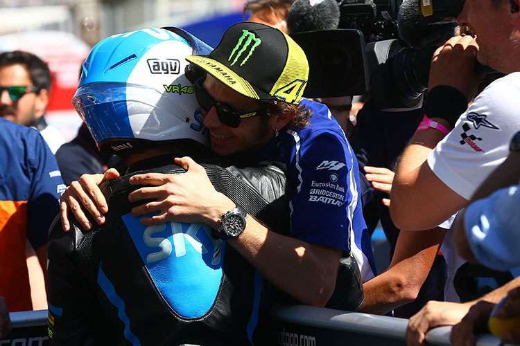 Diese Bilder gehören der Vergangenheit an: Fenati und Rossi feiern im Parc fermé
