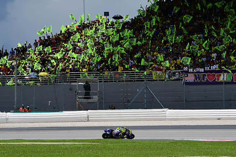 Valentino Rossi im Fahnenmeer von Malaysia