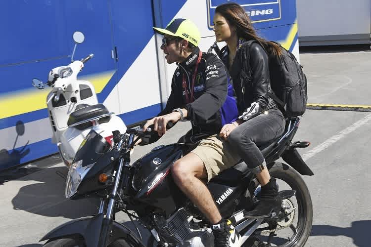 Valentino Rossi mit Freundin Francesca Sofia Novello im Paddock von Doha