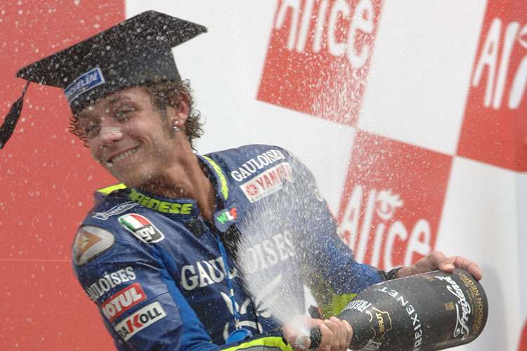 Rossi mit Doktorhut 2004 in Mugello