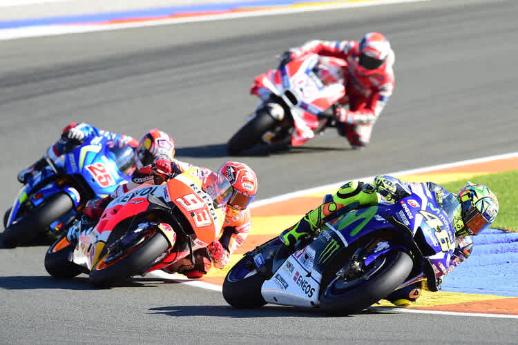 Valentino Rossi vor Marc Márquez 2016 in Valencia