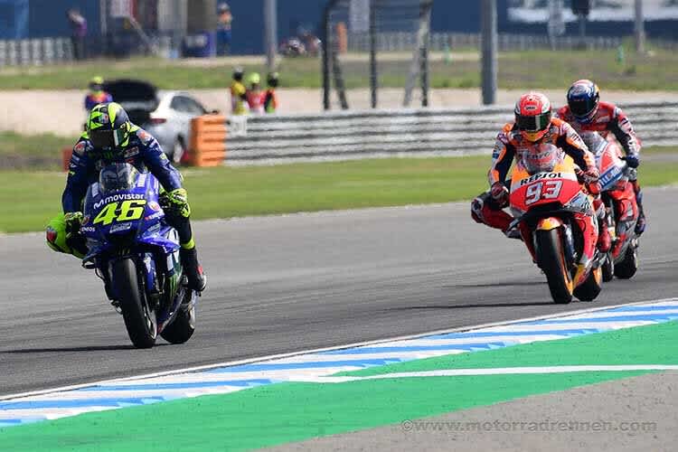 Valentino Rossi führt hier vor Marc Márquez und Andrea Doviziioso