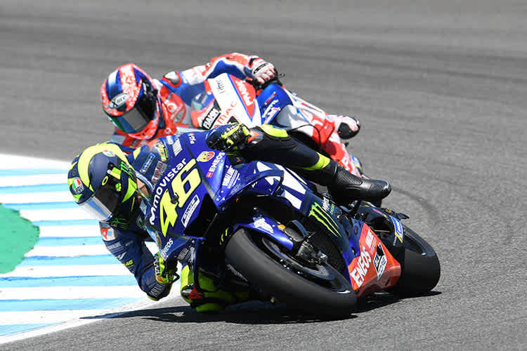 Valentino Rossi im Fight gegen Danilo Petrucci