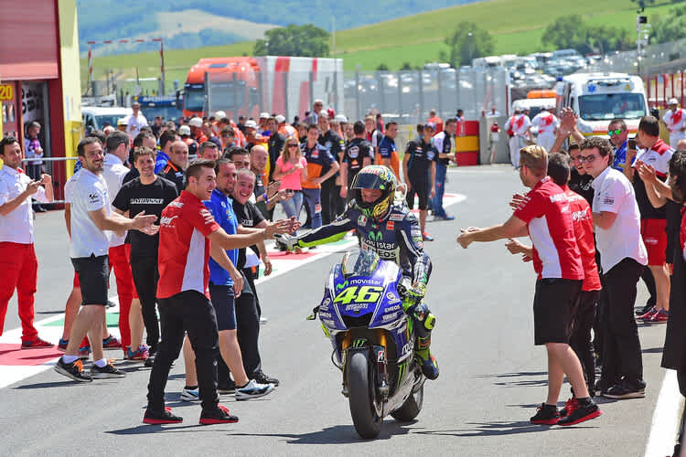 Nach dem dritten Platz in Mugello 2014: Rossi wird bejubelt
