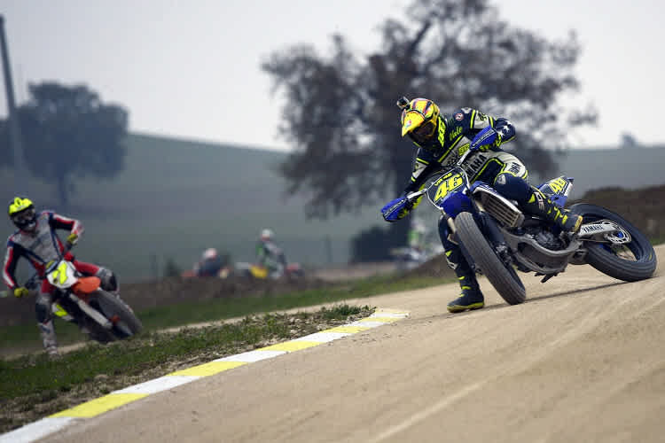 Valentino Rossi trainiert mit den Piloten der VR46 Academy in Tavullia