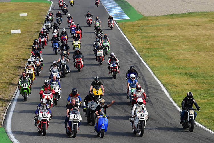 Peter Rubattos Tochter Jasmin mit der Nummer 11, sein Enkel Loris winkt auf dem blauen Roller