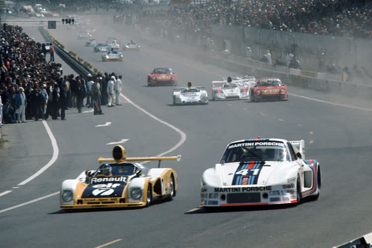 Walter Röhrl führt den Sound des Porsche 935 vor