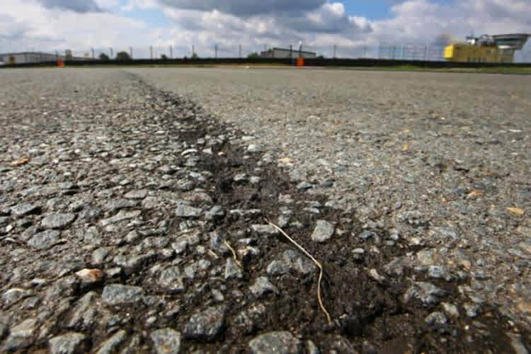 Der Asphalt des Sachsenring bröckelt, es muss ein neuer Belag her