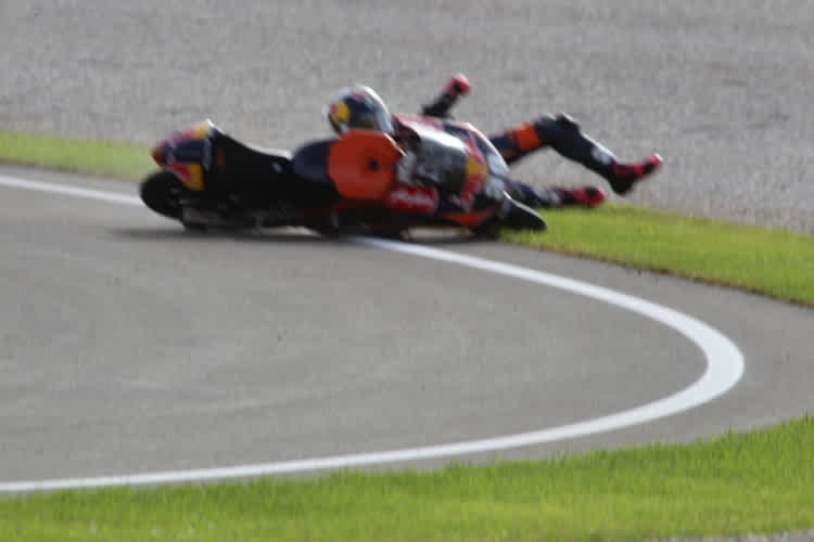 Runde 15: Luis Salom stürzt und versenkt seine Titelchance im Kies