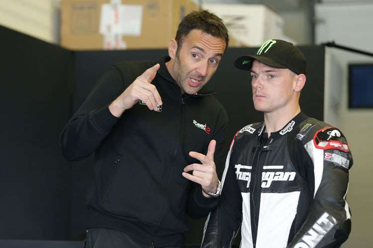 Die Lernphase hat begonnen: Sam Lowes lauscht den Erklärungen eines Speed-Up-Technikers