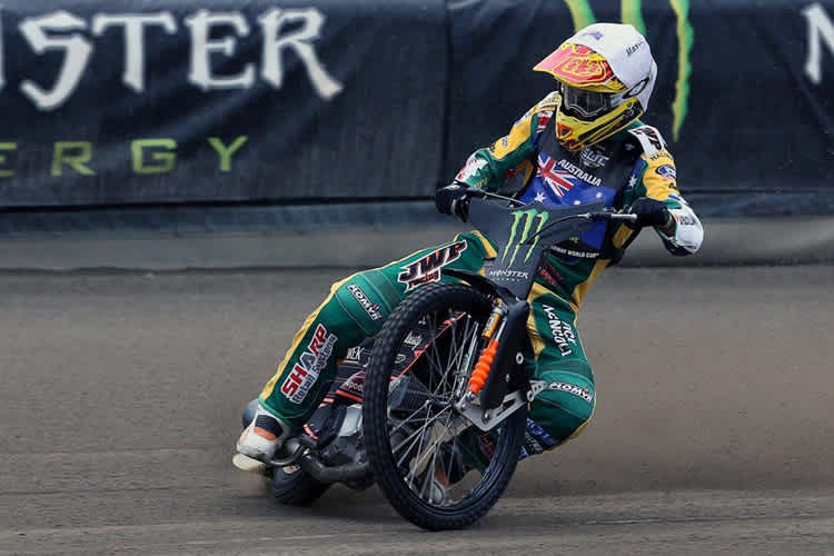 Sam Masters (re.) verpasste Nicki Pedersens Mechaniker einen rechten Haken