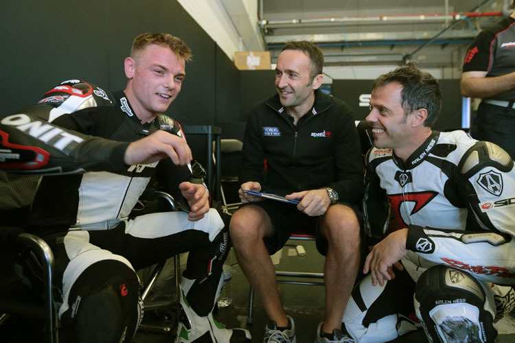 Grosse Erleichterung in der Speed-Up-Box: Sam Lowes (li.) erkannte seine Konkurrenzfähigkeit, Loris Capirossi (re.) freut sich mit dem Briten