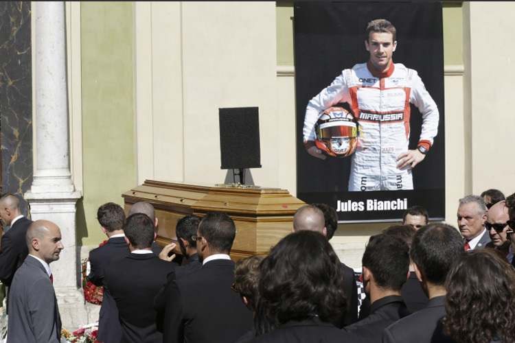 Familie und Freunde tragen den Sarg von Jules Bianchi in die Kathedrale Sainte-Réparate von Nizza