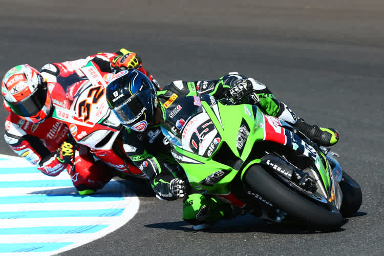 Sylvain Guintoli vor Lorenzo Savadori