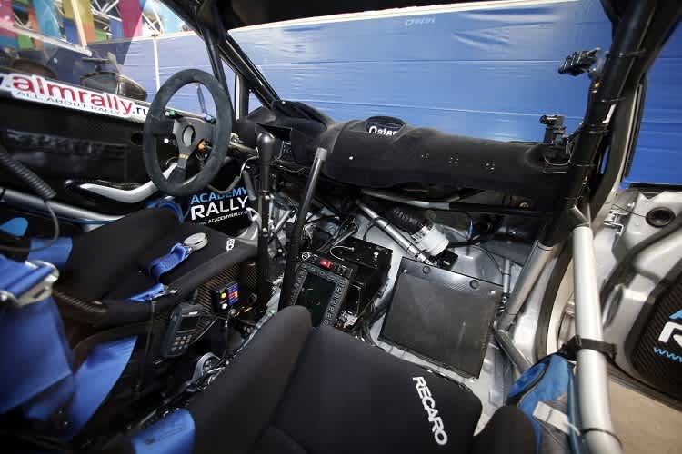 Die bisherige Schaltung in einem Rallyefahrzeug