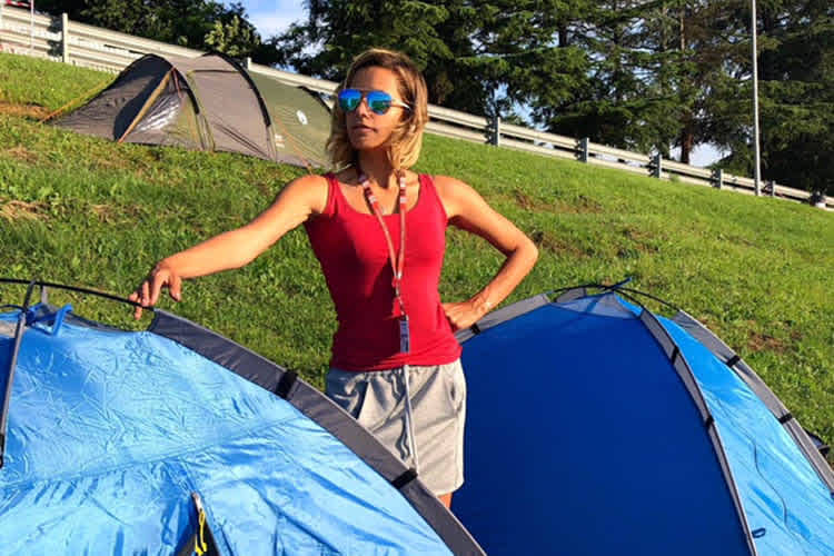 Moderatorin Andrea Schlager vor der beiden Zelten