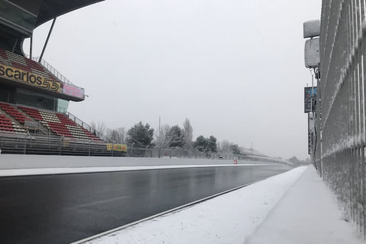 Zu kalt zum Testen: Vor einem Jahr wagte sich beim Wintertest in Barcelona keiner vor verschneiter Kulisse auf die Piste