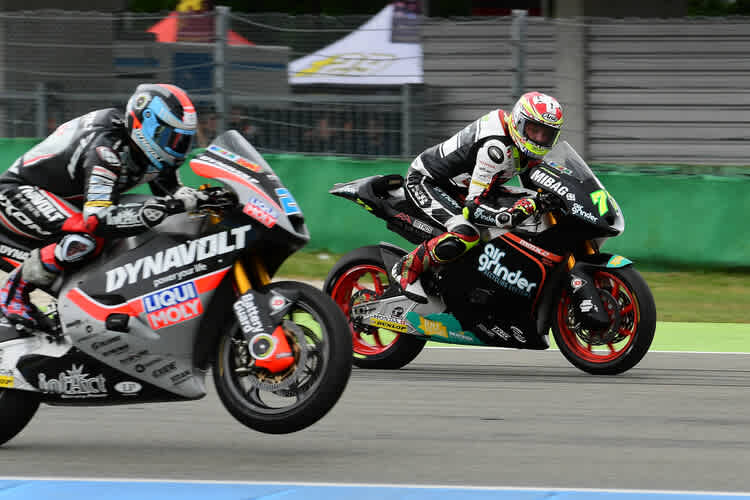 Marcel Schrötter hatte im Kampf gegen Dominique Aegerter die Nase vorne