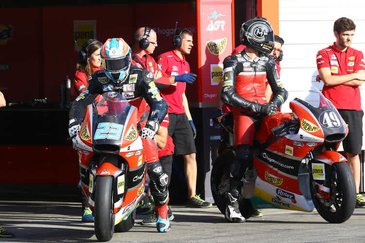 Marcel Schrötter (23) an der AGR-Box, rechts Axel Pons