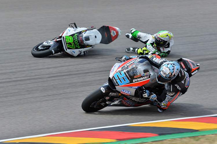 Marcel Schrötter fährt aufs Podest, Lecuona rutscht  aussen weg