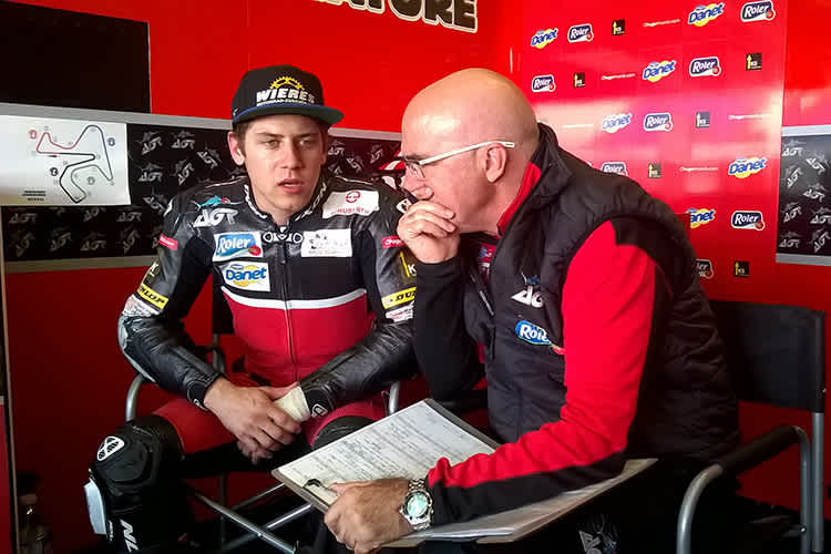 Marcel Schrötter mit seinem Crew-Chief Chus Sanchez