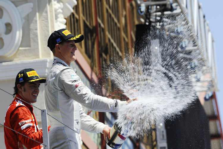 Michael Schumacher auf dem Siegerpodest von Valencia 2012