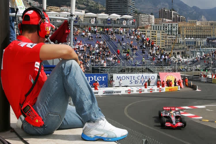 Michael Schumacher beobachtet 2008 den jungen Lewis Hamilton