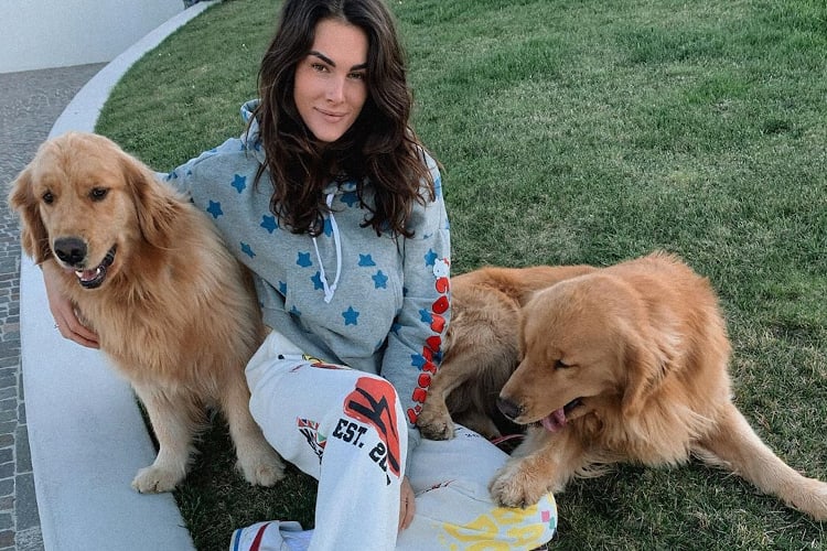 Rossis Freundin Francesca Sofia Novello (25) mit den gemeinsam Hunden Ulisse und Penelope in Tavullia