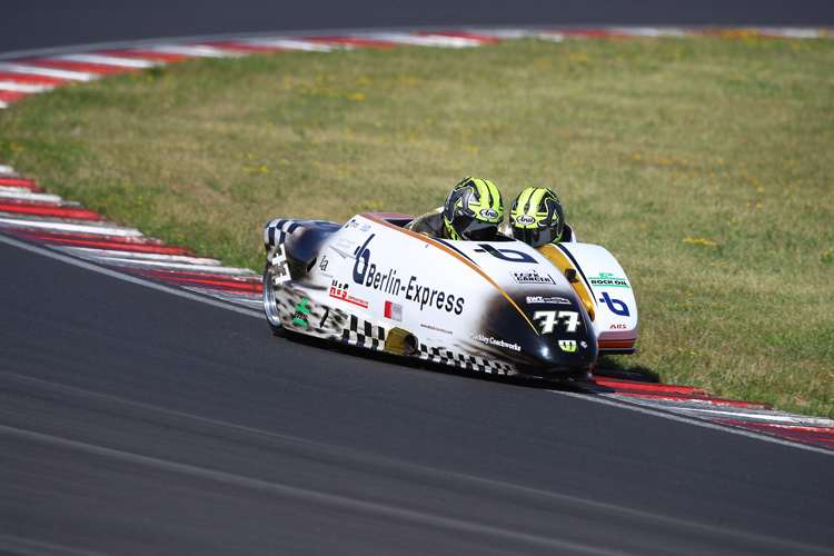 Tim Reeves/Mark Wilkes ziehen in der IDM Sidecar einsam ihre Kreise