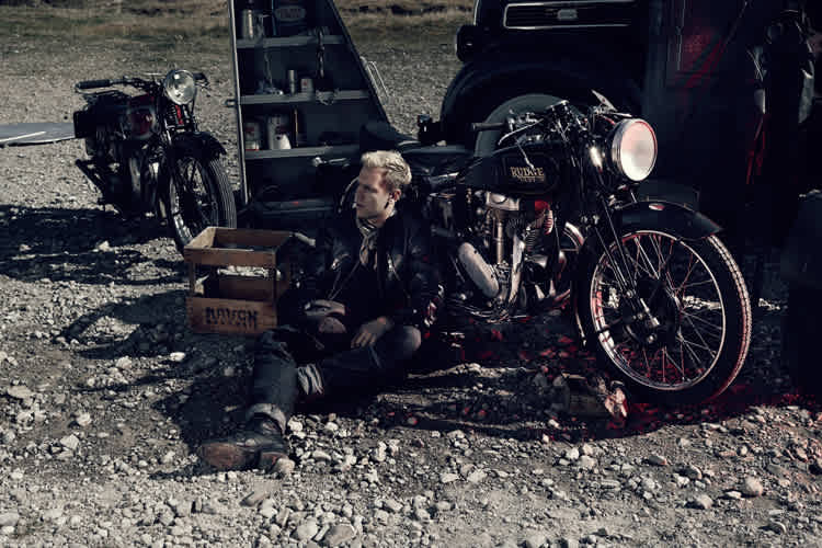 Das etwas andere Fahrerlager: Sebastian Vettel auf dem Furkajoch