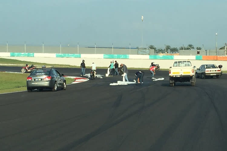 In Sepang mussten einige Stellen des neuen Asphalts mit Papiertüchern getrocknet werden