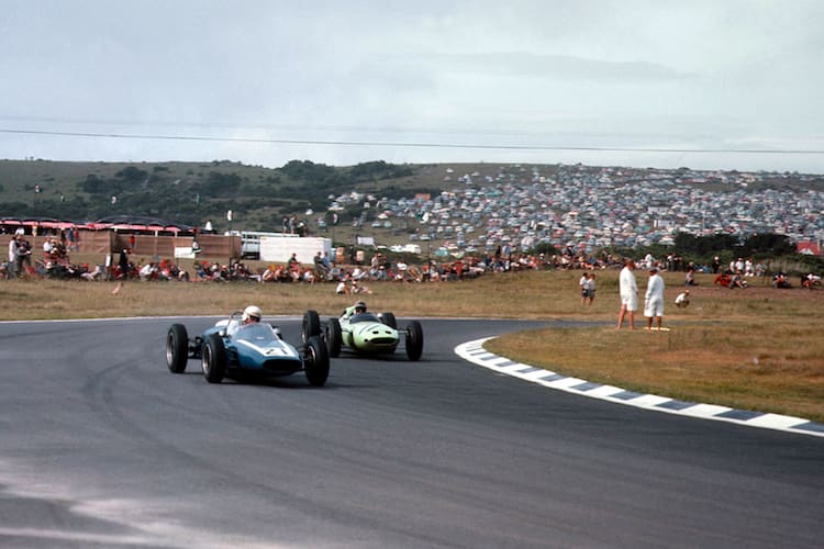 Welche Fahrer und Autos sind hier zu sehen? Wo und wann ist das Bild entstanden?