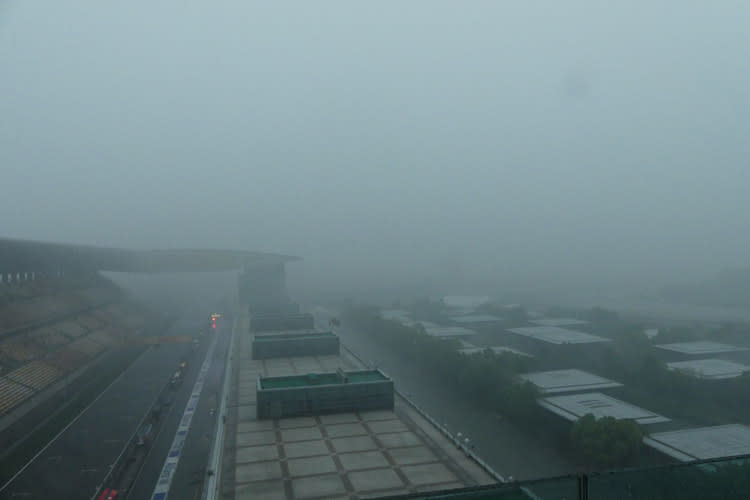 Strömender Regen über dem Shanghai International Circuit