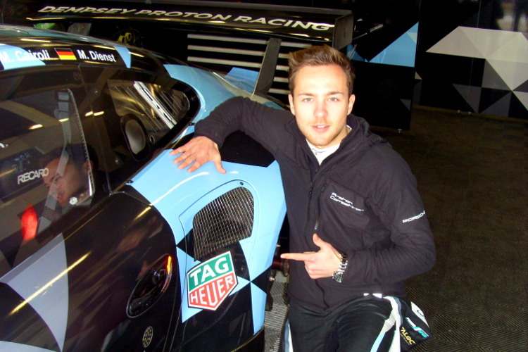 Marvin Dienst zeigt den Lufteinlass am Porsche 911 RSR aus der FIA WEC