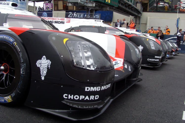 2017 kämpfen Porsche (vorne li.) und Toyota (ganz hinten re.)  Nase um Nase