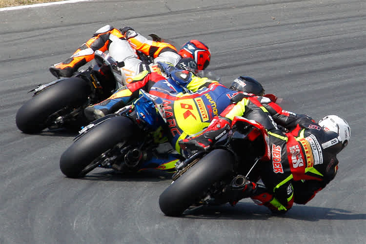 Kevin Sieder (hinten) ist bei der Musik dabei